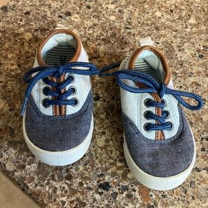 - oshKosh Bgosh baby boys shoes size 6